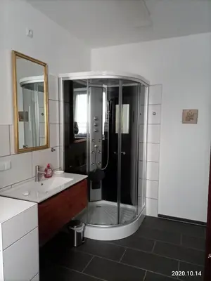 Ein Badezimmer in der Unterkunft Apartment O3 - Gehobene 6-Zimmer Wohnung 180qm für 1-7 Personen 1x DZ 1x ZZ 3x EZ