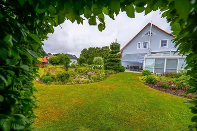 Ein Garten an der Unterkunft Ferienwohnung Schötz