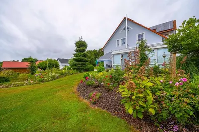 Ein Garten an der Unterkunft Ferienwohnung Schötz