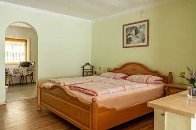 Ein Bett oder Betten in einem Zimmer der Unterkunft Landgasthof Peterhof