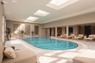 Der Swimmingpool an oder in der Nähe von Naturhotel Sachsenbaude Oberwiesenthal - Indoor-Pool & Outdoor-Whirlpool