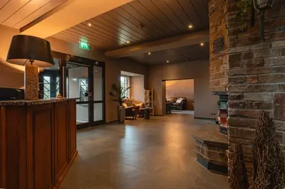 Ein Sitzbereich in der Unterkunft Naturhotel Sachsenbaude Oberwiesenthal - Indoor-Pool & Outdoor-Whirlpool