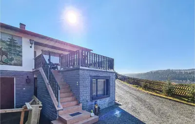 Ein allgemeiner Bergblick oder ein Berglick von des Ferienhauses aus