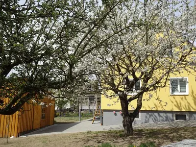 Das Gebäude in dem sich das Ferienhaus befindet