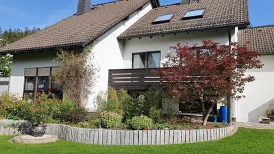 Ein Garten an der Unterkunft Weindl's Ferienwohnung