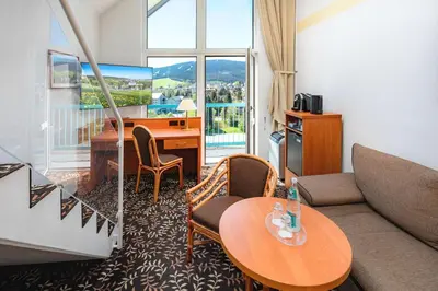 Ein Sitzbereich in der Unterkunft Best Western Ahorn Hotel Oberwiesenthal – Adults Only