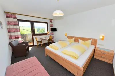 Ein Bett oder Betten in einem Zimmer der Unterkunft Hotel garni Siebenstern