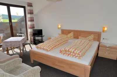 Ein Bett oder Betten in einem Zimmer der Unterkunft Hotel garni Siebenstern
