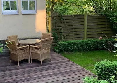 Ein Garten an der Unterkunft Apartment am Festspielpark