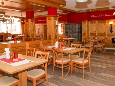 Ein Restaurant oder anderes Speiselokal in der Unterkunft DORMERO Hotel Plauen