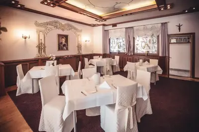 Ein Restaurant oder anderes Speiselokal in der Unterkunft Hotel Zur Heimat - Ihr Weidener Hotel mit hauseigenen Parkplätzen und Wellness