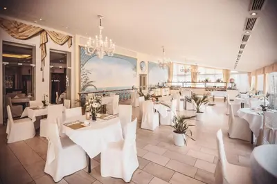 Ein Restaurant oder anderes Speiselokal in der Unterkunft Hotel Zur Heimat - Ihr Weidener Hotel mit hauseigenen Parkplätzen und Wellness
