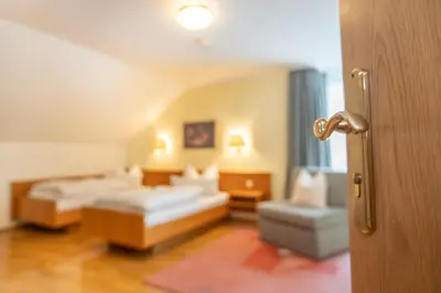 Ein Bett oder Betten in einem Zimmer der Unterkunft Landhotel Plauen - Gasthof Zwoschwitz