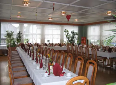 Ein Restaurant oder anderes Speiselokal in der Unterkunft Landhotel Plauen - Gasthof Zwoschwitz
