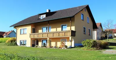 Das Gebäude in dem sich die Ferienwohnung befindet