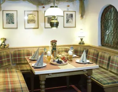 Ein Sitzbereich in der Unterkunft Hotel Rossner