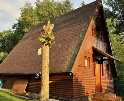 Das Gebäude in dem sich das Ferienhaus befindet