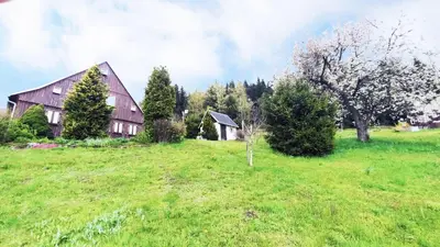 Ein Garten an der Unterkunft Historisches Aschberg Haisl Klingenthal, Terrasse, großer Garten 6 plus 2 Personen