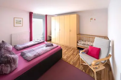 Ein Bett oder Betten in einem Zimmer der Unterkunft Spitzen-Ferienwohnung in der Spitzenstadt Plauen