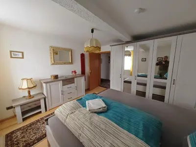 Ein Bett oder Betten in einem Zimmer der Unterkunft Apartment O1 - Gut ausgestattete 3-Zimmer Wohnung 78qm für 1-3 Personen 1xDZ 1xEZ