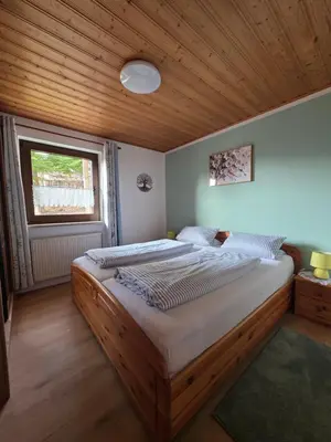 Ein Bett oder Betten in einem Zimmer der Unterkunft WaldZeit Gössweinstein, sonnige und ruhige Ferienwohnung in der Fränkischen Schweiz