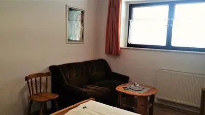 Ein Sitzbereich in der Unterkunft Waldhotel Zöbischhaus