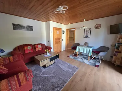 Ein Sitzbereich in der Unterkunft Kleines Waldglück in der Fränkischen Schweiz