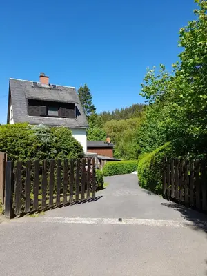 Das Gebäude in dem sich das Ferienhaus befindet