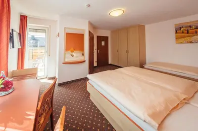 Ein Bett oder Betten in einem Zimmer der Unterkunft Hotel Sonnental