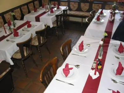 Ein Restaurant oder anderes Speiselokal in der Unterkunft Gasthof Schwarzer Bär