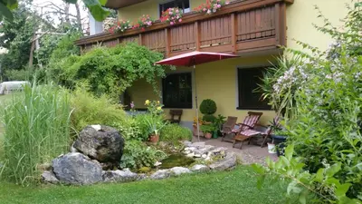 Ein Garten an der Unterkunft Ferienwohnung Adelhardt