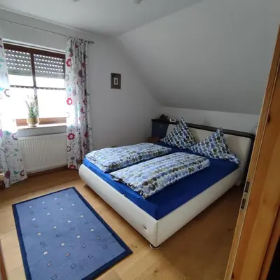 Ein Bett oder Betten in einem Zimmer der Unterkunft Ferienwohnung Adelhardt