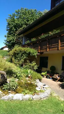 Ein Garten an der Unterkunft Ferienwohnung Adelhardt