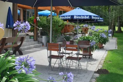 Ein Garten an der Unterkunft Wirtshaus Birkenhof