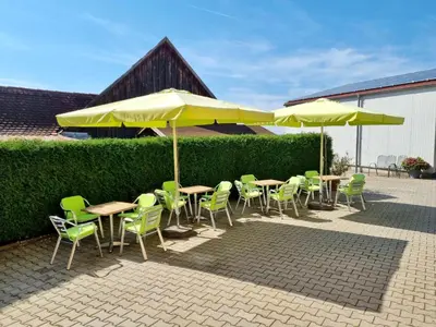 Ein Garten an der Unterkunft Bäckerei & Pension Seegerer