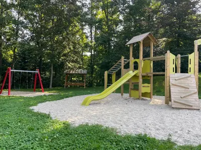 Ein Kinderspielbereich in der Unterkunft Apartments Saaldorf-Ferienhaus mit 6 Apartments 45qm-120qm direkt am Thüringer Meer-Bleilochtalsperre