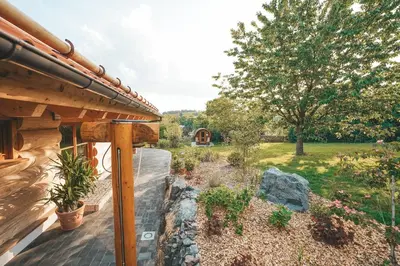 Ein Garten an der Unterkunft Landhaus Auszeit