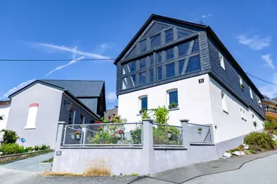 Das Gebäude in dem sich das Ferienhaus befindet