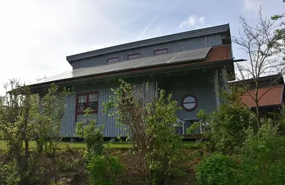 Das Gebäude in dem sich das Ferienhaus befindet