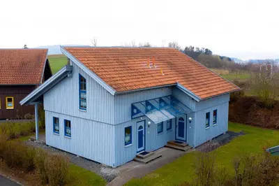 Das Gebäude in dem sich das Ferienhaus befindet