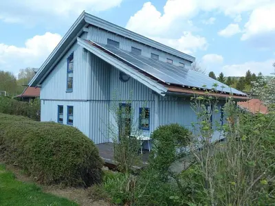 Das Gebäude in dem sich das Ferienhaus befindet