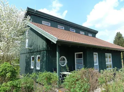 Das Gebäude in dem sich das Ferienhaus befindet