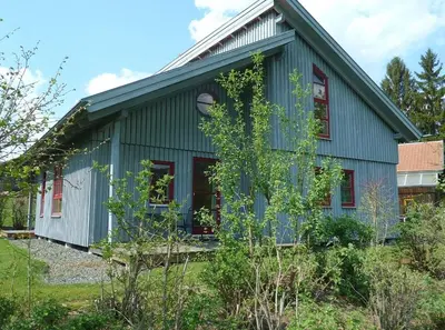 Das Gebäude in dem sich das Ferienhaus befindet