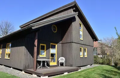 Das Gebäude in dem sich das Ferienhaus befindet