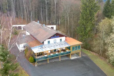 Das Gebäude in dem sich das Ferienhaus befindet