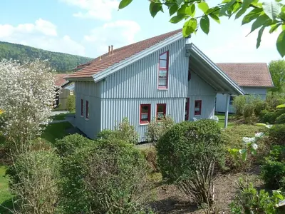 Das Gebäude in dem sich das Ferienhaus befindet