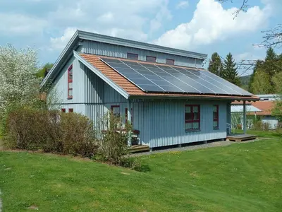 Das Gebäude in dem sich das Ferienhaus befindet