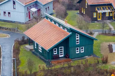 Das Gebäude in dem sich das Ferienhaus befindet