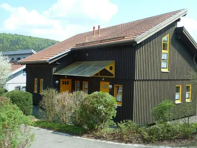 Das Gebäude in dem sich das Ferienhaus befindet