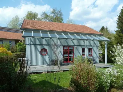 Das Gebäude in dem sich das Ferienhaus befindet